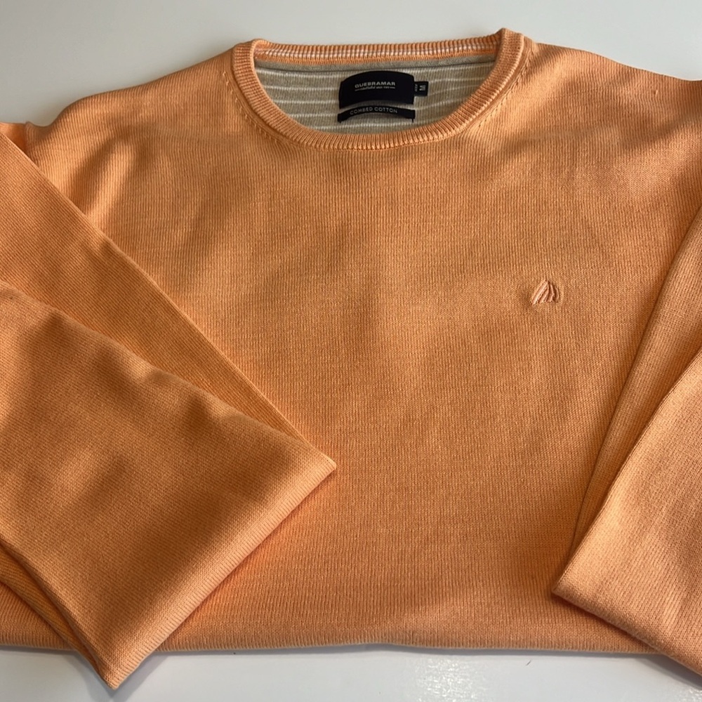Men’s combed cotton sweater. Size medium.